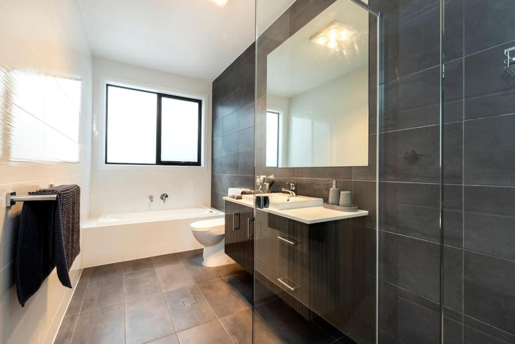 Holiday home Luxury In Christies With King Bed, Nbn, Netflix, 3bed 2bath