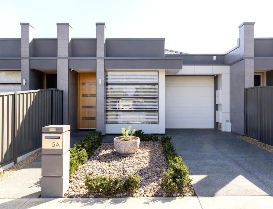 Luxury In Christies With King Bed, Nbn, Netflix, 3bed 2bath Holiday home *