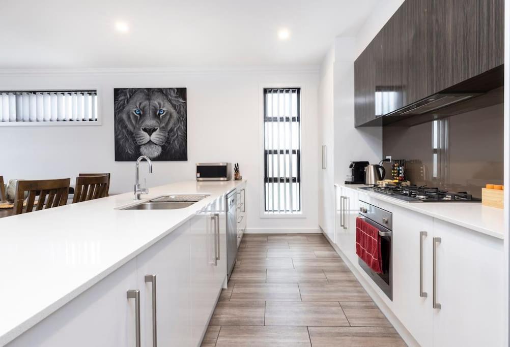 Luxury In Christies With King Bed, Nbn, Netflix, 3bed 2bath Holiday home *