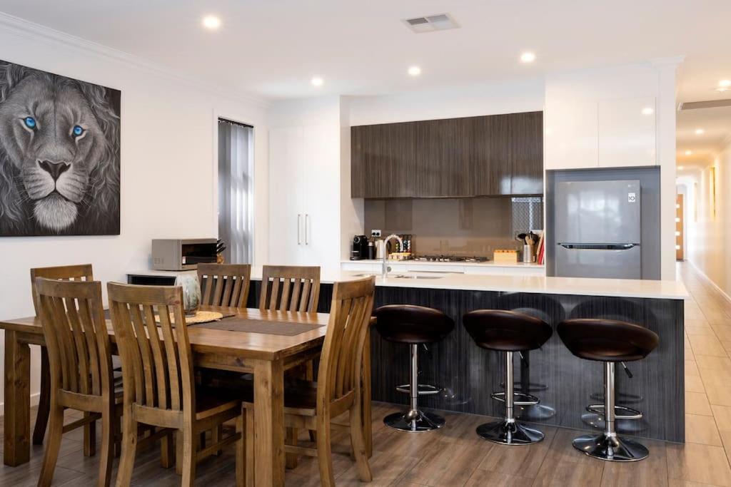 Luxury In Christies With King Bed, Nbn, Netflix, 3bed 2bath Holiday home Christies Beach