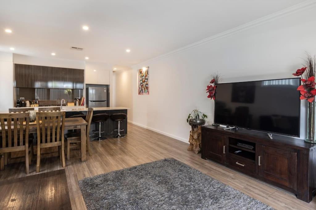 Luxury In Christies With King Bed, Nbn, Netflix, 3bed 2bath Holiday home Christies Beach